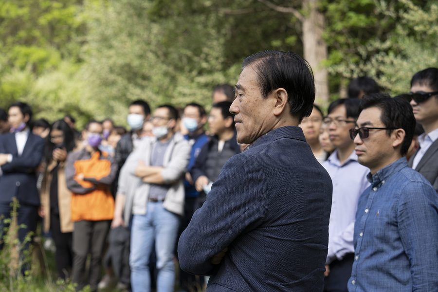 야외 사역 현장에서 성도들과 함께한 장재형 목사